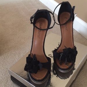 Black linen high heel with a rose
